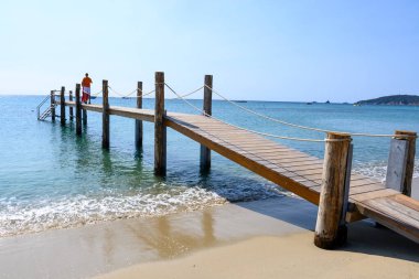 Saint-Tropez yakınlarındaki efsanevi Pampelonne sahilinin berrak mavi suları Fransız Riviera, Fransa, Cote d 'Azur' un beyaz kumlu sahillerinde yaz tatili.