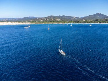 Saint-Tropez Körfezi 'nin mavi suları, yelkenliler, Grimaud Limanı plajları, Port Cogolin evleri, Fransa' nın Provence kentinde yaz tatili
