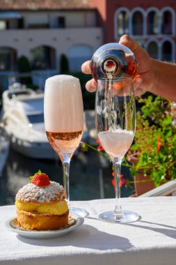 Yaz partisi, Fransız brutunun içilmesi şampanya şampanyası şampanya bardaklarda köpüklü şarap Port Grimaud 'da Saint-Tropez yakınlarında, Fransız Riviera tatili, Var, Fransa