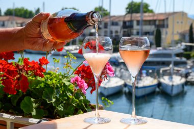 Yaz partisi, Fransız brutunun içilmesi şampanya şampanyası şampanya bardaklarda köpüklü şarap Port Grimaud 'da Saint-Tropez yakınlarında, Fransız Riviera tatili, Var, Fransa