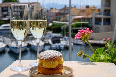 Fransız brüt şampanyası, Tarte Tropezienne pastalı köpüklü şarap, Saint-Tropez yakınlarındaki Port Grimaud limanında bir kulüp partisi, Fransız Riviera tatili, Var, Fransa