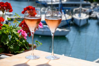 Yaz partisi, Fransız brutunun içilmesi şampanya şampanyası şampanya bardaklarda köpüklü şarap Port Grimaud 'da Saint-Tropez yakınlarında, Fransız Riviera tatili, Var, Fransa