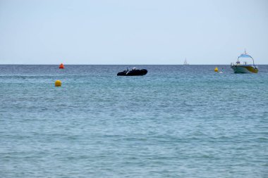 Saint-Tropez yakınlarındaki efsanevi Pampelonne sahilinin berrak mavi suları Fransız Riviera, Fransa, Cote d 'Azur' un beyaz kumlu sahillerinde yaz tatili.