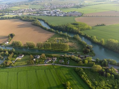 Hautvillers, Cumieres ve Marne River Valley, Champange, Fransa yakınlarındaki yeşil başbakanın panoramik hava manzaralı cru şampanya bağları ve tarlaları