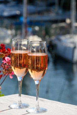 Yaz partisi, Fransız brutunun içilmesi şampanya şampanyası şampanya bardaklarda köpüklü şarap Port Grimaud 'da Saint-Tropez yakınlarında, Fransız Riviera tatili, Var, Fransa