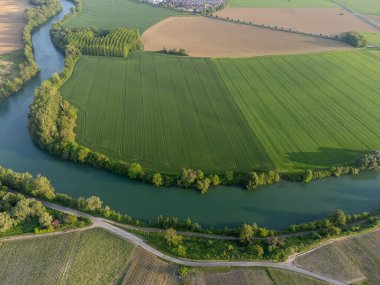 Hautvillers, Cumieres ve Marne River Valley, Champange, Fransa yakınlarındaki yeşil başbakanın panoramik hava manzaralı cru şampanya bağları ve tarlaları