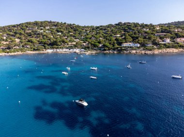 Fransız Riviera 'sında yaz tatilleri, kayalıkların ve kumlu sahil Escalet' nin hava manzarası Ramatuelle ve Saint-Tropez yakınlarında berrak mavi su, Var, Fransa, Cote d 'Azur