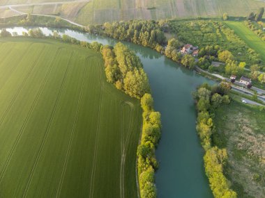 Hautvillers, Cumieres ve Marne River Valley, Champange, Fransa yakınlarındaki yeşil başbakanın panoramik hava manzaralı cru şampanya bağları ve tarlaları