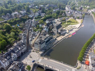 Belçika 'nın Wallonie ilindeki eski güçlendirilmiş şatosu ile ortaçağ kasabası Bouillon' da hava manzarası