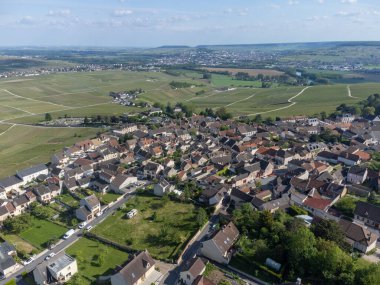 Yeşil başbakanın panoramik hava manzarası Hautvillers köyü yakınlarındaki üzüm bağlarına ve Fransa 'nın Champange kentindeki Marne Nehri vadisine bağlıdır.