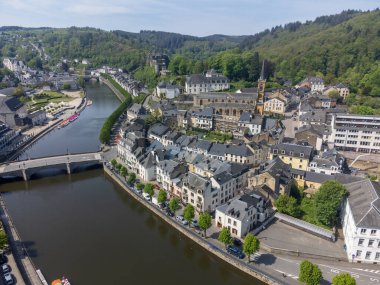 Belçika 'nın Wallonie ilindeki eski güçlendirilmiş şatosu ile ortaçağ kasabası Bouillon' da hava manzarası