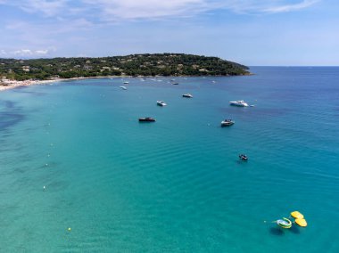 Botlardaki hava manzarası, Saint-Tropez yakınlarındaki efsanevi Pampelonne sahilinin kristal berrak mavi suyu, Fransız Riviera, Var, Fransa 'nın beyaz kumlu plajında yaz tatili