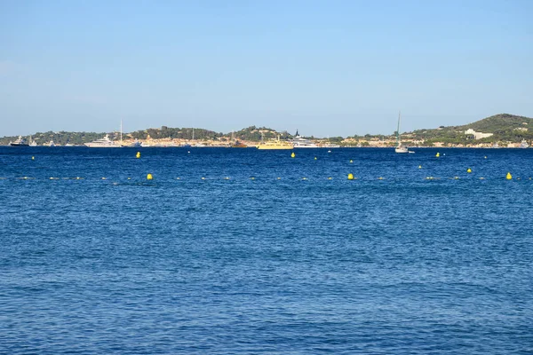 Pohled Modrou Vodu Zálivu Saint Tropez Plachetnice Domy Saint Tropez — Stock fotografie