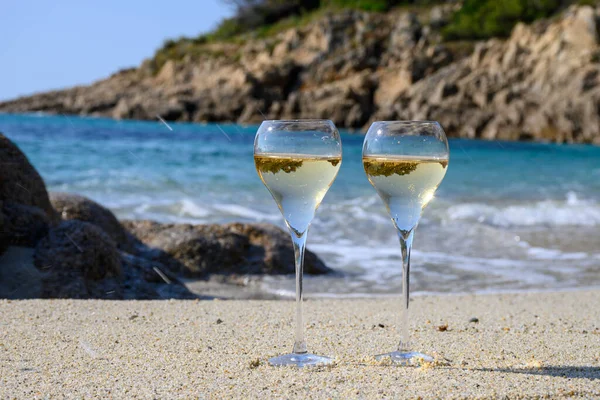 stock image Summer time in Provence, two glasses of cold champagne cremant sparkling wine on sandy beach near Saint-Tropez in sunny day, Var department, vacation in France