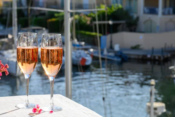 Yaz partisi, Fransız brutunun içilmesi şampanya şampanyası şampanya bardaklarda köpüklü şarap Port Grimaud 'da Saint-Tropez yakınlarında, Fransız Riviera tatili, Var, Fransa