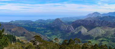 İspanya 'nın kuzeyindeki Asturias' ta arabayla dağ manzaralı yerlere giderken, Picos de Europa dağ sırasını görür