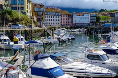 Asturias 'ın Yeşil Sahili' nde tatil, İspanya 'nın kuzeyinde eski limanı olan Llanes turistik şehri manzarası..