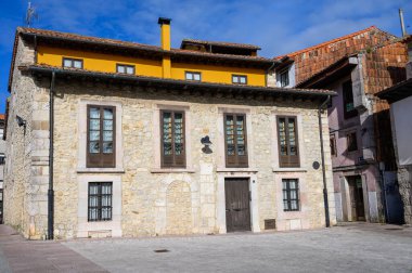 Asturias 'ın Yeşil Sahili' nde tatil, İspanya 'nın kuzeyinde eski limanı olan Llanes turistik şehri manzarası..