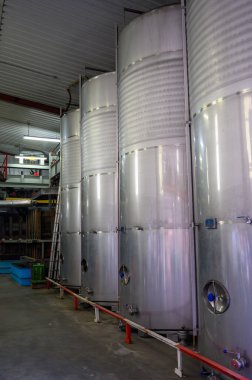 Ahşap fıçılardaki mayalanmış elmalardan aylarca yapılan geleneksel doğal Asturian şarabı büyük bir yükseklikten dökülerek suya bol miktarda hava kabarcığı dökülmeli..