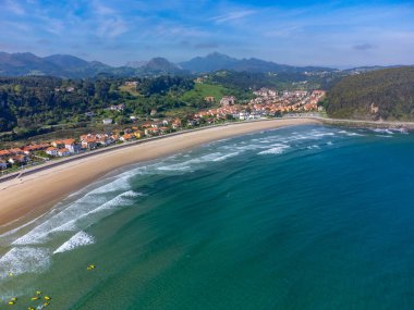 Costa Verde 'de tatil, Asturias' ın yeşil kıyısı, Ribadesella köyü, İspanya 'nın kuzeyinde kumlu plajları olan..