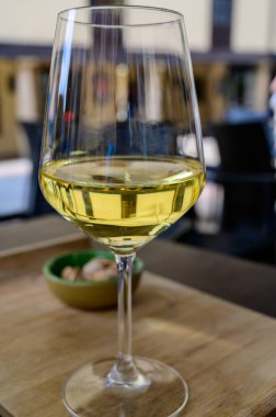 İspanya, Oviedo 'nun eski caddesinde manzaralı soğuk İspanyol verdejo beyaz şarap içmek