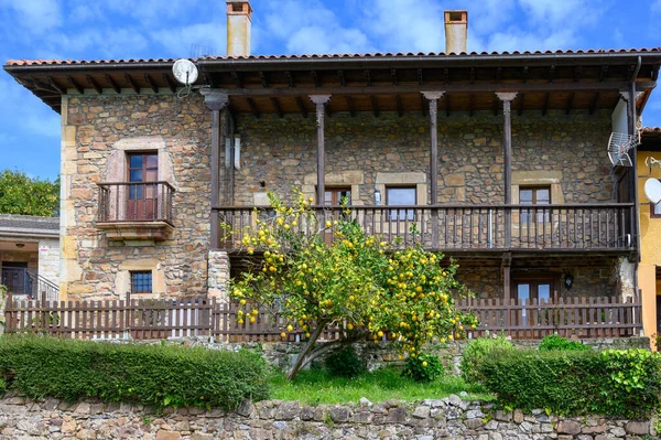 Viajar Carro Astúrias Norte Espanha Vista Sobre Aldeia Casas Jardins — Fotografia de Stock