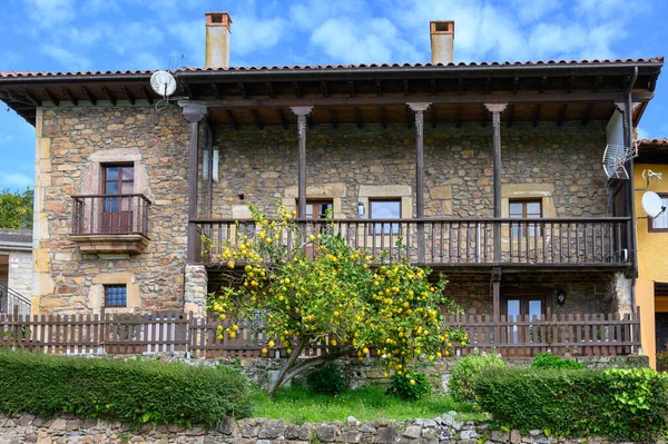 Autóval Utazik Asturias Észak Spanyolországban Kilátás Falura Házakra Kertekre Villaviciosa — Stock Fotó