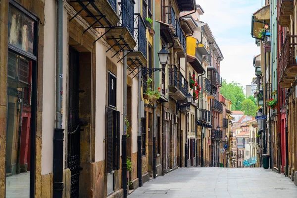 スペイン オビエドのアストゥリアス公国の首都で古い通りを歩く — ストック写真