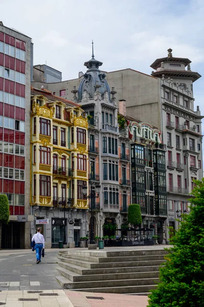 西班牙奥维耶多阿斯图里亚斯公国首府的旧街漫步 — 图库照片