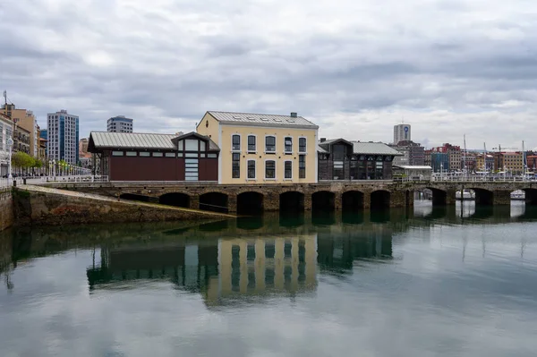 İspanya 'nın kuzeyinde Gijon, Asturias limanındaki evler, jachtlar, tekneler görünüyor.