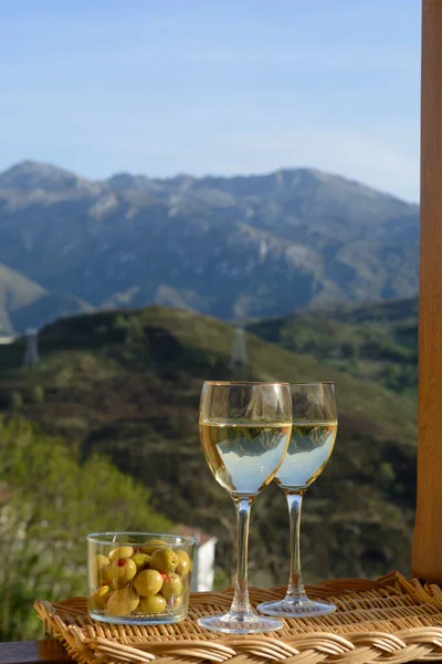 Drinking Dry White Wine Spanish Tapas Olives Bowl Mountains Peaks — Stock Photo, Image