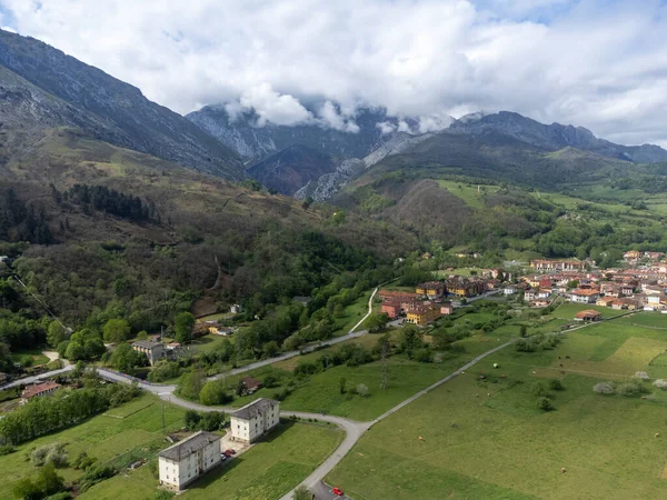 Los Arenas 'taki hava manzarası, ünlü lahana peynirlerinin üretildiği dağ köyü, Picos de Europa dağları, Asturias, İspanya' nın kuzeyi.