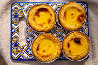 Portekiz 'in geleneksel tatlı tatlısı Pastel de nata yumurtalı kremalı tart pastası.