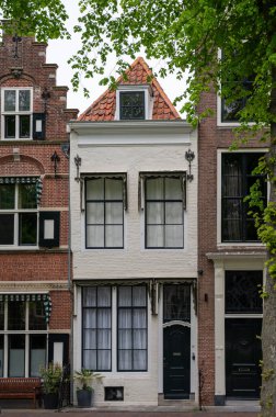 Eski Hollanda kasabası Zierikzee 'de eski küçük evleri ve dar sokakları olan Zeeland, Hollanda