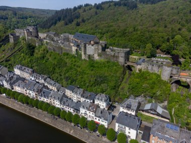 Belçika 'nın Wallonie ilindeki eski güçlendirilmiş şatosu ile ortaçağ kasabası Bouillon' da hava manzarası