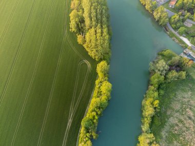 Hautvillers, Cumieres ve Marne River Valley, Champange, Fransa yakınlarındaki yeşil başbakanın panoramik hava manzaralı cru şampanya bağları ve tarlaları