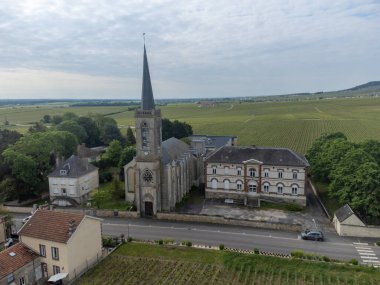 Avize ve Oger, Cotes des Blancs, Champange France köylerinin yakınlarındaki yeşil büyük cru şampanya bağlarında panoramik hava manzarası