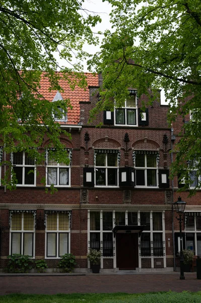 荷兰泽兰 Zerikzee 走在荷兰古老的小镇上 有古老的小房子和狭窄的街道 — 图库照片