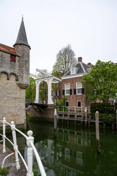 Caminhando Cidade Holandesa Velha Zierikzee Com Casas Pequenas Velhas Ruas — Fotografia de Stock