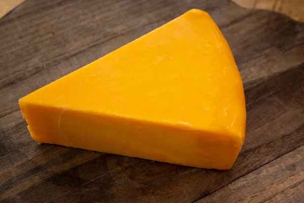 奶酪系列 一块成熟的英国黄色切达奶酪 在萨默塞特用奶牛奶制成 — 图库照片