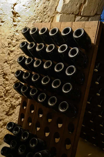 Procházky Hlubokých Podzemních Jeskyních Lahvemi Dřevěných Regálech Tradiční Výroba Šampaňského — Stock fotografie