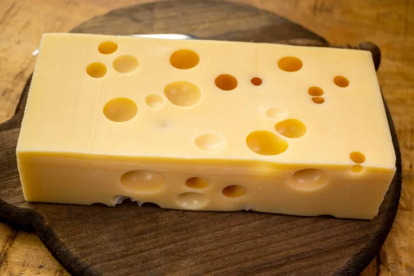Peynir Koleksiyonu Bir Kalıp Fransız Sert Peyniri Delikli Kapatıcı — Stok fotoğraf