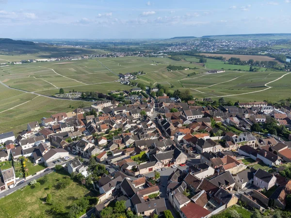 Yeşil başbakanın panoramik hava manzarası Hautvillers köyü yakınlarındaki üzüm bağlarına ve Fransa 'nın Champange kentindeki Marne Nehri vadisine bağlıdır.