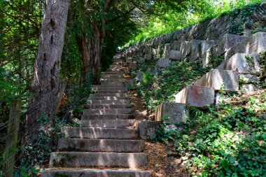 Bastille Kalesi 'nden merdivenlerle inen, Grenoble şehrinin orta kesimindeki devlerin merdivenleri etrafındaki dağlar, eski teleferik, Isere, Fransa yazın