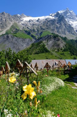 La Grave, Fransa 'nın güneydoğusundaki Hautes-Alpes bölgesinde bir köy. Fransız Alpleri' nde yaz aylarında La Meije Dağı 'nın zirvesinde, ekstrem kayakçılar için küçük bir kayak merkezi..