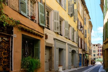 Seyahat yeri, Var, Provence 'deki küçük antik bir köy. Üzüm bağları ve troglodit evleri olan kayalıklarla çevrili.
