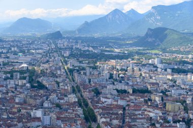 Yazın Grenoble şehrinin merkezindeki Bastille Fortres 'ten dağların etrafındaki eski teleferiğe, Isere, Fransa' ya bakın.