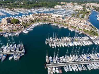 Saint-Tropez Körfezi 'nin mavi suları, tekneler, Port Grimaud ve Cogolin' deki evler, Akdeniz 'deki yatlı köyler, Provence, Fransa' da yaz tatili.
