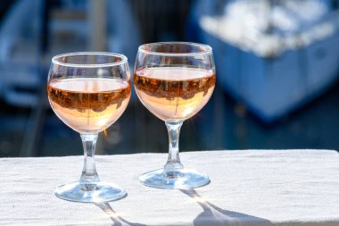 Port Grimaud limanında yat limanında soğuk gül Cote de Provence şarabı, Fransa 'nın Provence şehrinde Fransız Rivierası' nda yaz tatili.