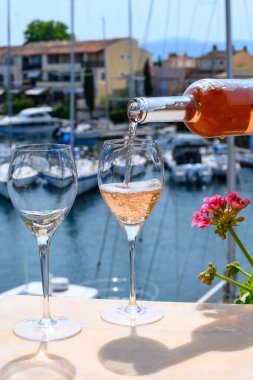 Port Grimaud limanındaki yat limanında soğuk gül Cote de Provence şarabı, Fransa 'nın Provence şehrinde Fransız Rivierası' nda yaz tatili.